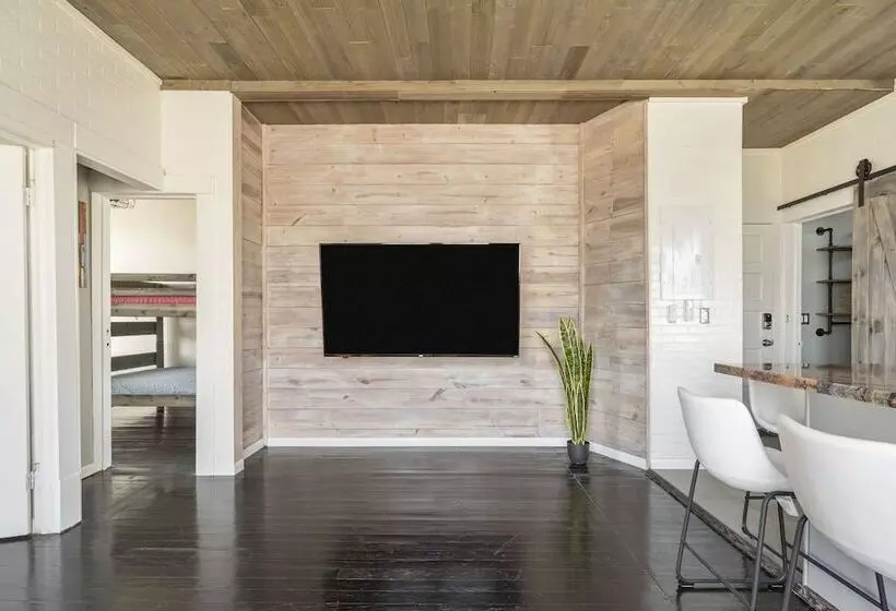 Midtown Penthouse Blocks To Beach
