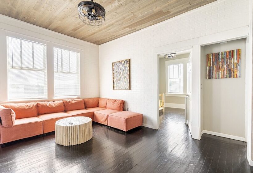 Midtown Penthouse Blocks To Beach