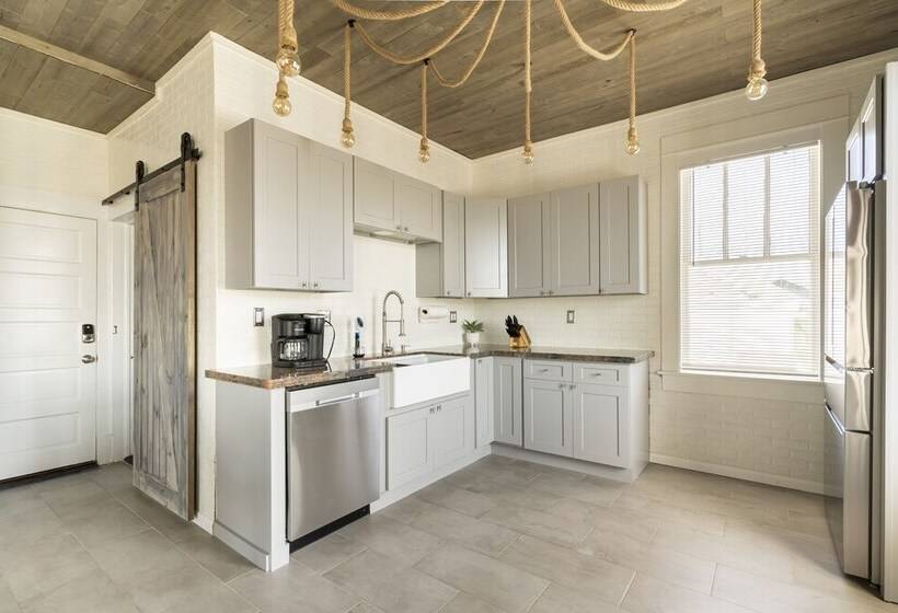 Midtown Penthouse Blocks To Beach