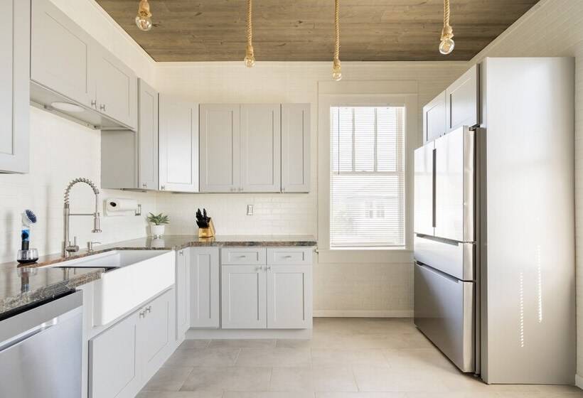 Midtown Penthouse Blocks To Beach