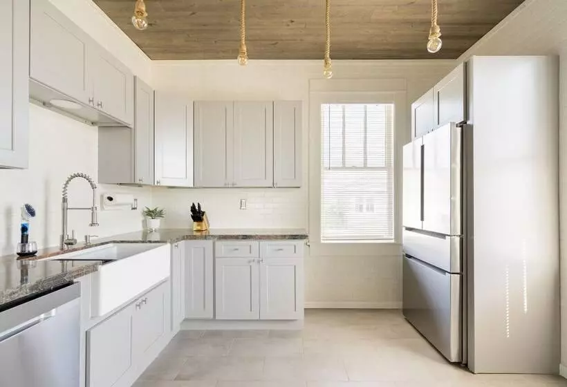 Midtown Penthouse Blocks To Beach