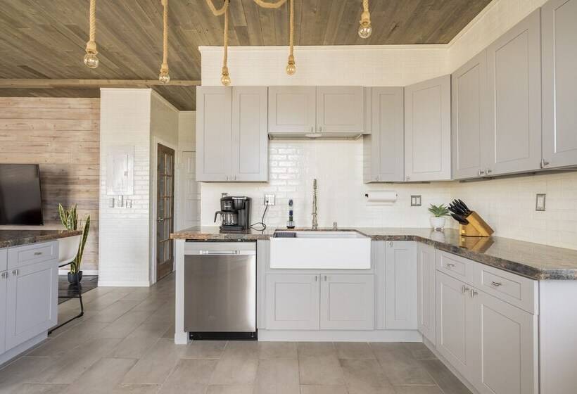 Midtown Penthouse Blocks To Beach