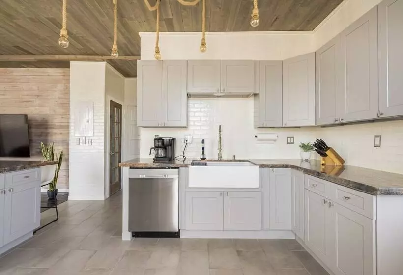 Midtown Penthouse Blocks To Beach