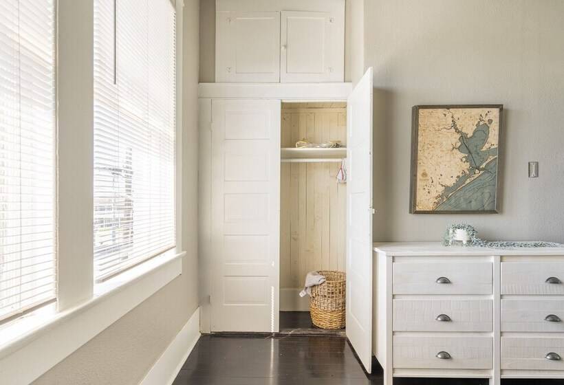 Midtown Penthouse Blocks To Beach