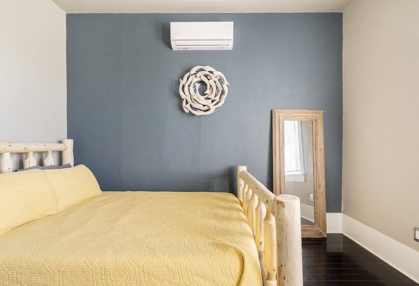 Midtown Penthouse Blocks To Beach