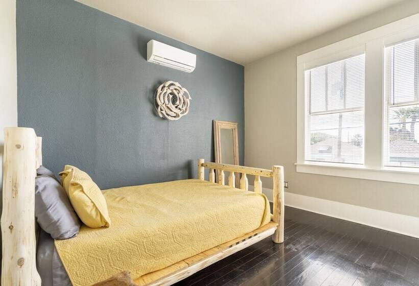 Midtown Penthouse Blocks To Beach