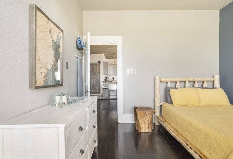 Midtown Penthouse Blocks To Beach