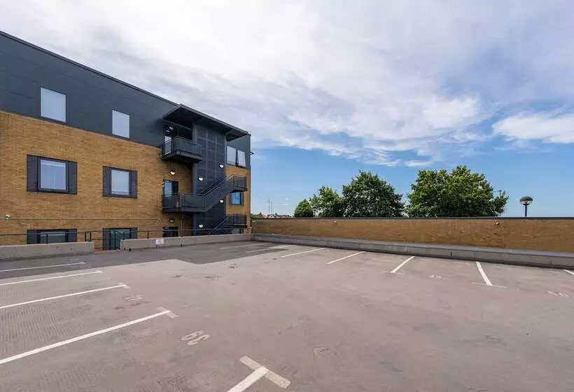 Luxury Apartments   Heathrow Airport   Free Parking
