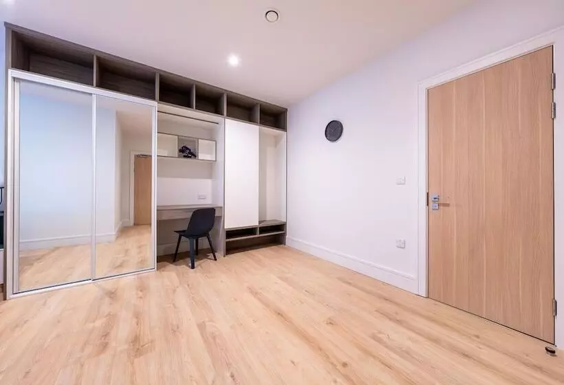 Luxury Apartments   Heathrow Airport   Free Parking