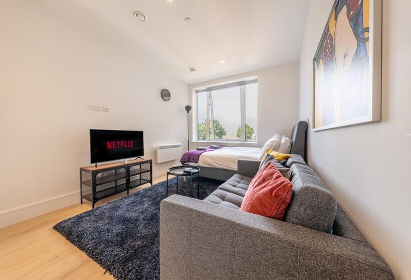 Luxury Apartments   Heathrow Airport   Free Parking