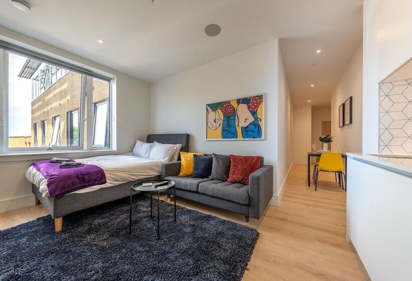 Luxury Apartments   Heathrow Airport   Free Parking