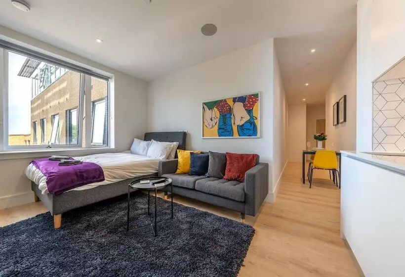 Luxury Apartments   Heathrow Airport   Free Parking