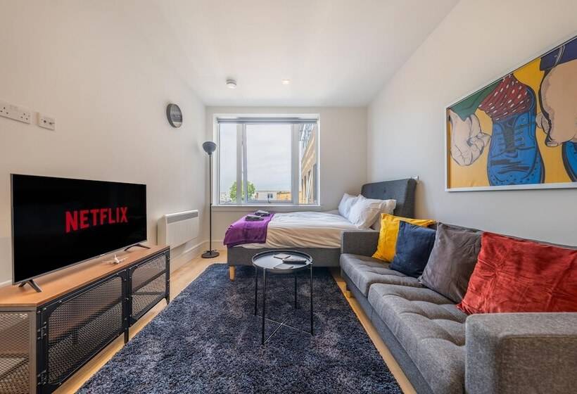 Luxury Apartments   Heathrow Airport   Free Parking