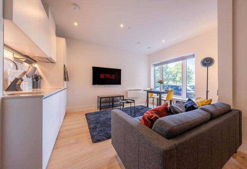 Luxury Apartments   Heathrow Airport   Free Parking