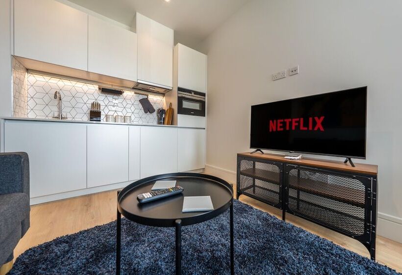 Luxury Apartments   Heathrow Airport   Free Parking