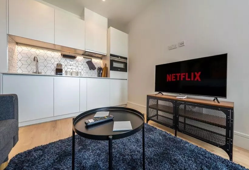 Luxury Apartments   Heathrow Airport   Free Parking