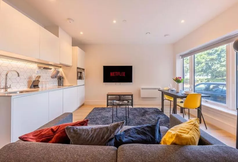 Luxury Apartments   Heathrow Airport   Free Parking