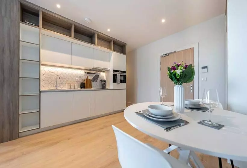 Luxury Apartments   Heathrow Airport   Free Parking