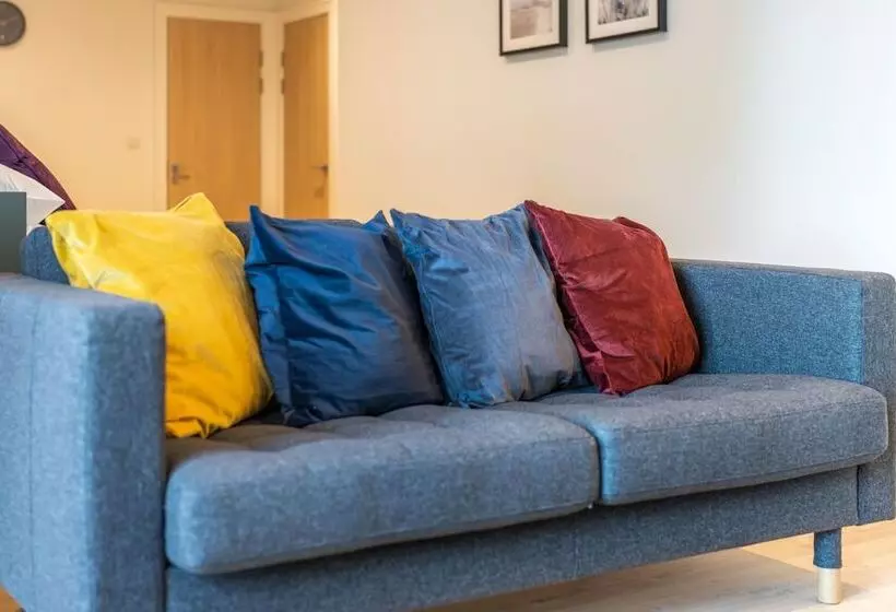 Luxury Apartments   Heathrow Airport   Free Parking
