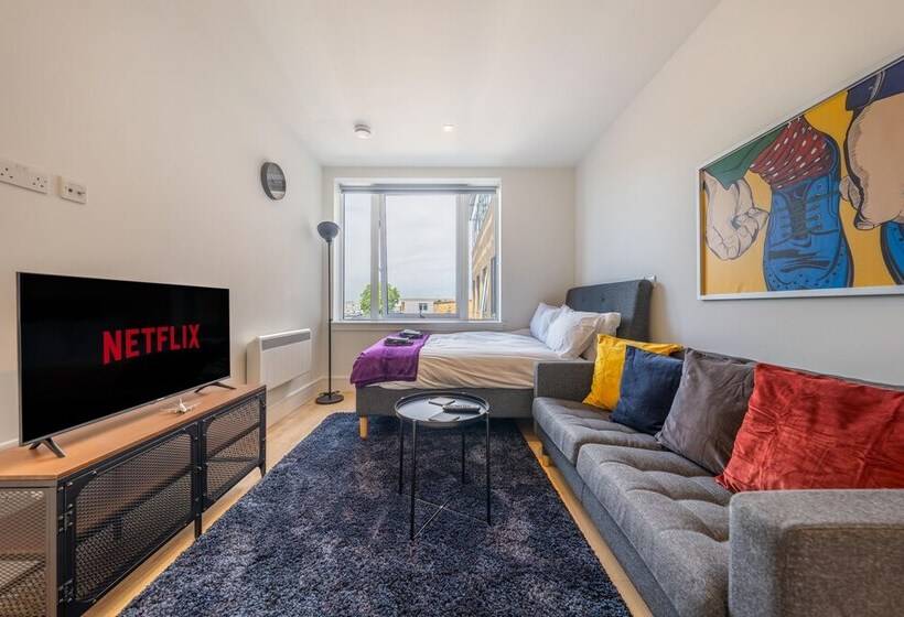 Luxury Apartments   Heathrow Airport   Free Parking