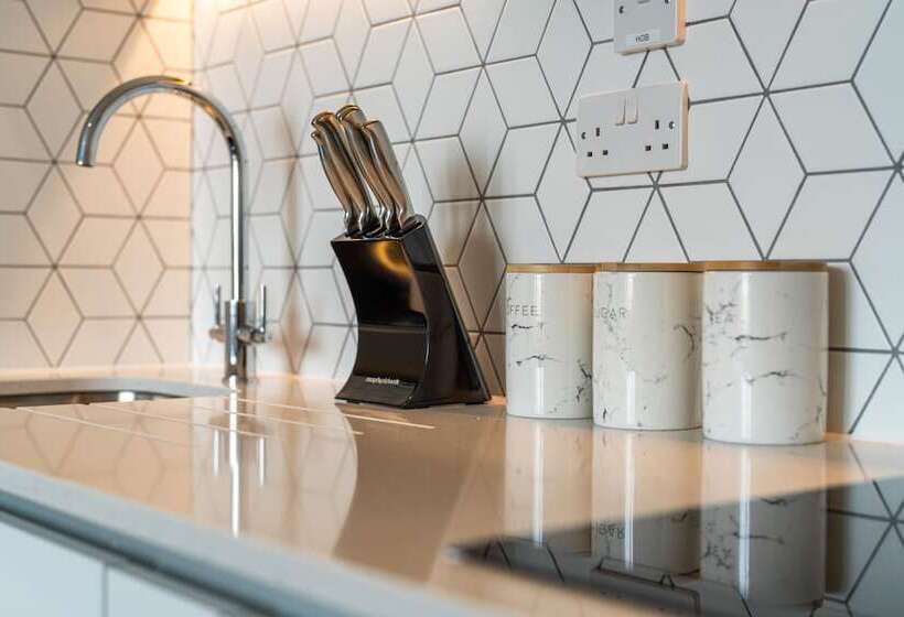 Luxury Apartments   Heathrow Airport   Free Parking