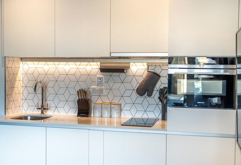 Luxury Apartments   Heathrow Airport   Free Parking