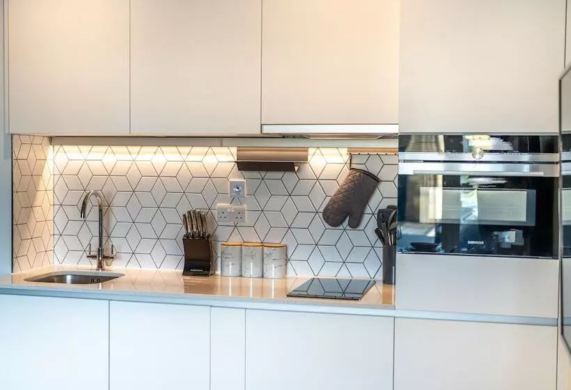 Luxury Apartments   Heathrow Airport   Free Parking