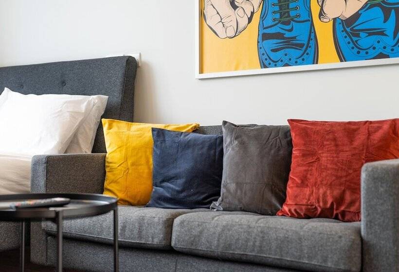 Luxury Apartments   Heathrow Airport   Free Parking