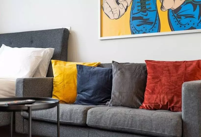 Luxury Apartments   Heathrow Airport   Free Parking