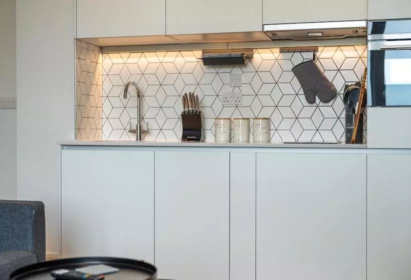 Luxury Apartments   Heathrow Airport   Free Parking