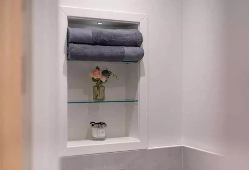 Luxury Apartments   Heathrow Airport   Free Parking