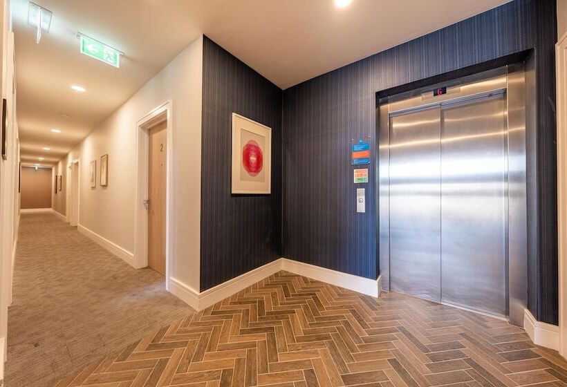 Luxury Apartments   Heathrow Airport   Free Parking