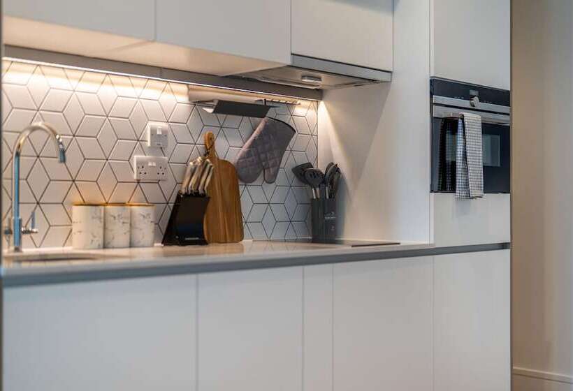 Luxury Apartments   Heathrow Airport   Free Parking