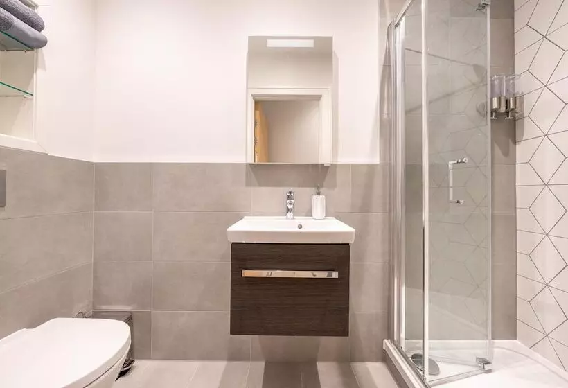 Luxury Apartments   Heathrow Airport   Free Parking