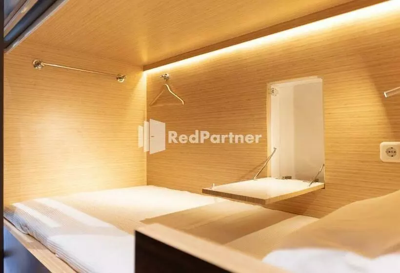 Hotelli Capsule Inn Antasari Mitra Reddoorz