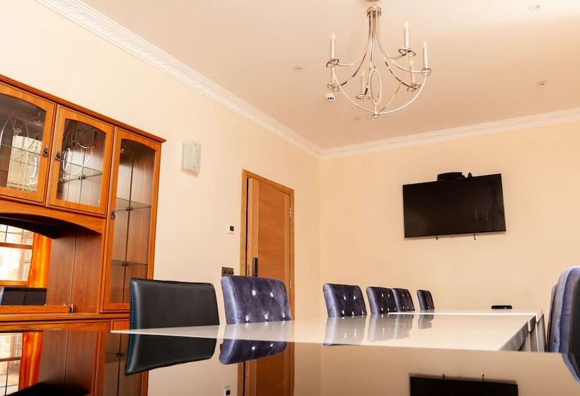 펜션 St Martins House Apartments