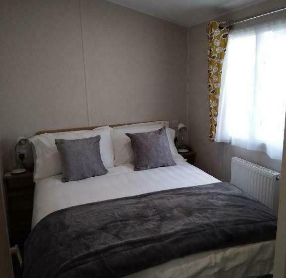 Spacious 3 Beds ,sleeps 8 Caravan Self Catering California Cliffs Holiday Park,scratby