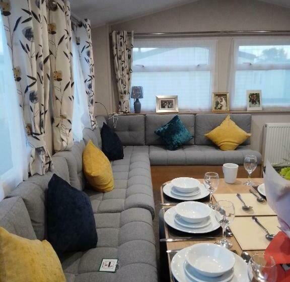 Spacious 3 Beds ,sleeps 8 Caravan Self Catering California Cliffs Holiday Park,scratby