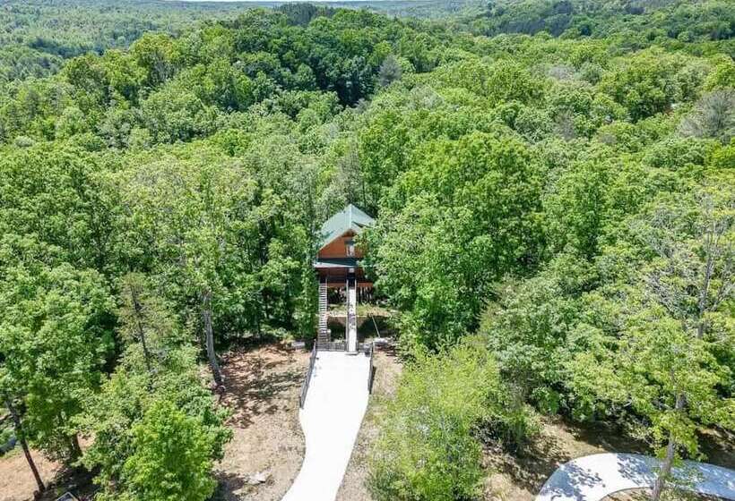 Top Of The Line Treehouse Near Helen, Georgia