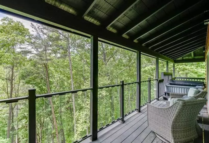 Top Of The Line Treehouse Near Helen, Georgia