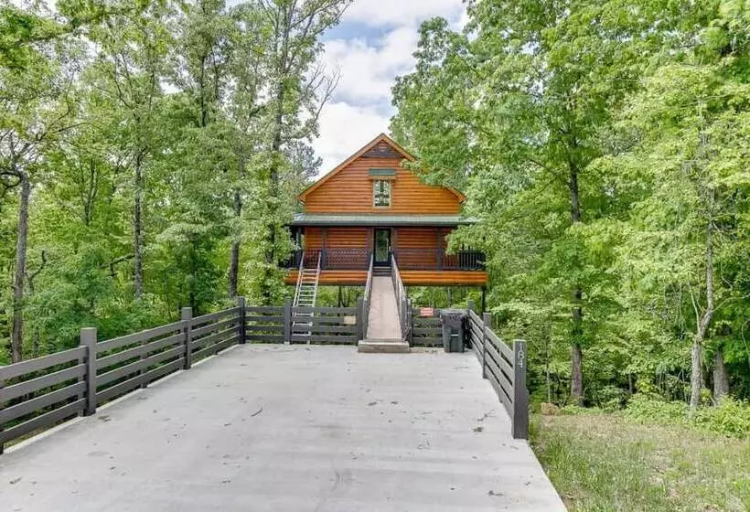 Top Of The Line Treehouse Near Helen, Georgia