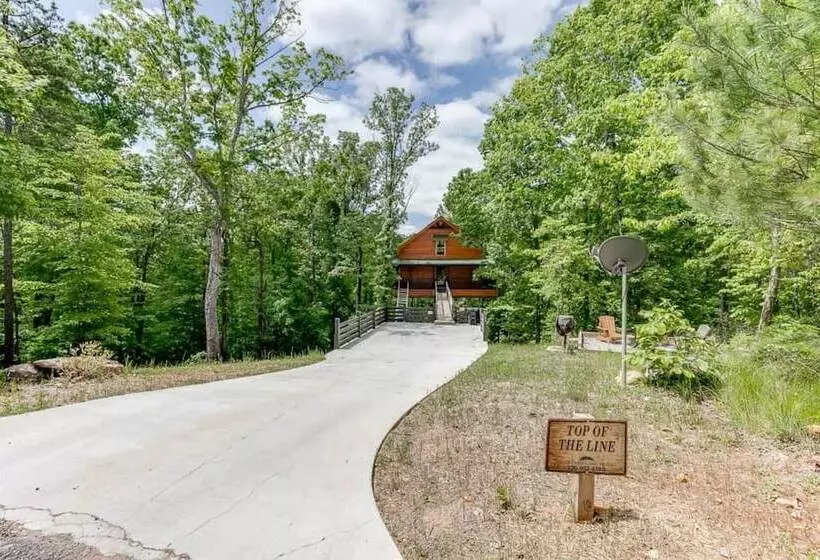 Top Of The Line Treehouse Near Helen, Georgia
