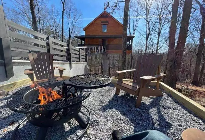 Top Of The Line Treehouse Near Helen, Georgia