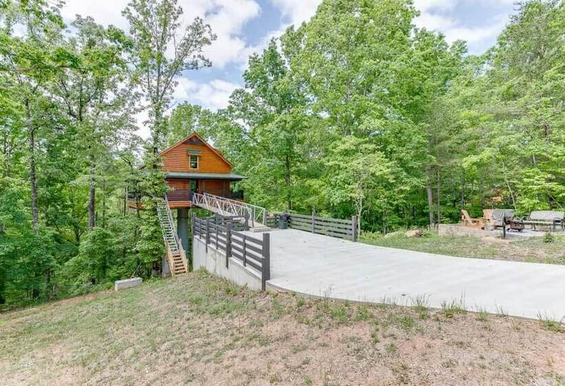 Top Of The Line Treehouse Near Helen, Georgia