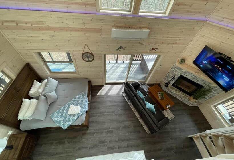 Top Of The Line Treehouse Near Helen, Georgia