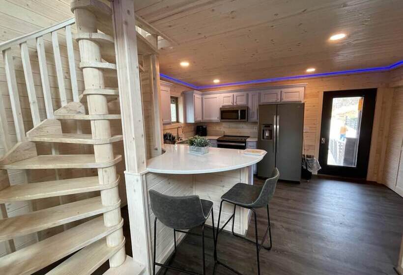 Top Of The Line Treehouse Near Helen, Georgia