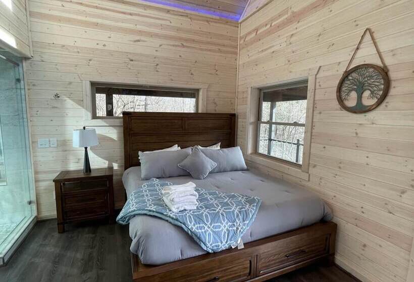 Top Of The Line Treehouse Near Helen, Georgia