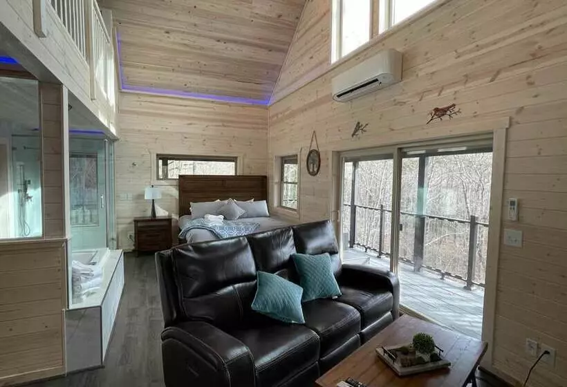 Top Of The Line Treehouse Near Helen, Georgia