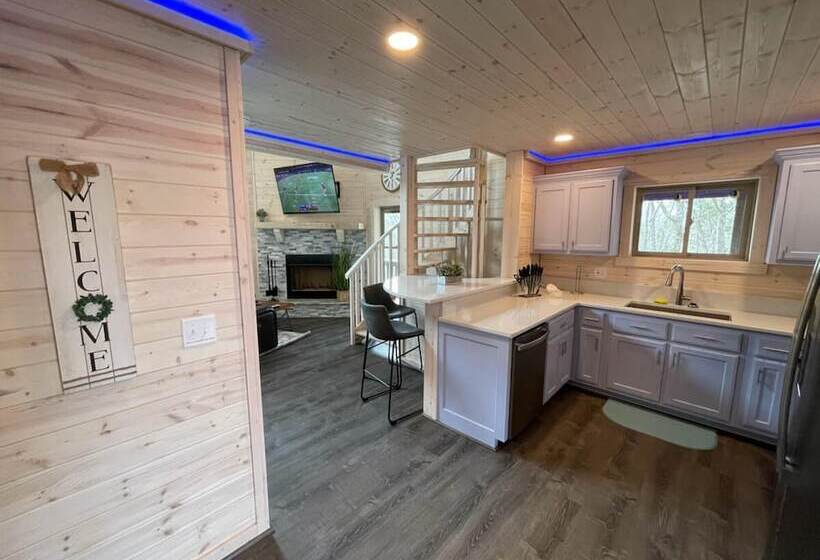 Top Of The Line Treehouse Near Helen, Georgia