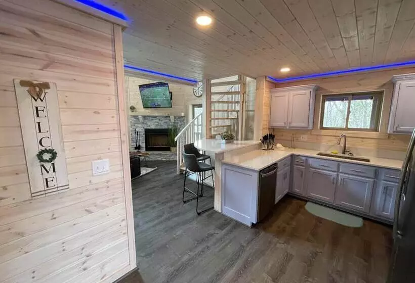 Top Of The Line Treehouse Near Helen, Georgia